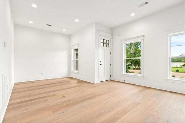 Photo - 580 Pride Ave