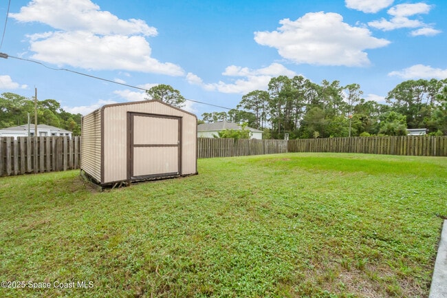 991 Tahiti Ave SE