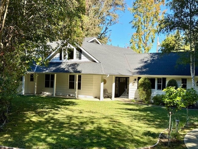 Photo - Gorgeous 5 bedroom, 4.5 bath, Westside Dan...
