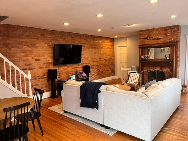 Building Photo - 3535 Michigan Ave Unit 3535 Michigan Apt #3
