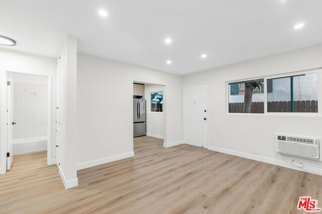 Building Photo - 1333 Barry Ave Unit 3 Rental