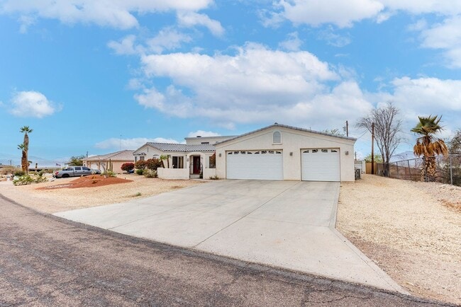 Building Photo - Long Term 4 Bedroom Rental with a Beautifu...