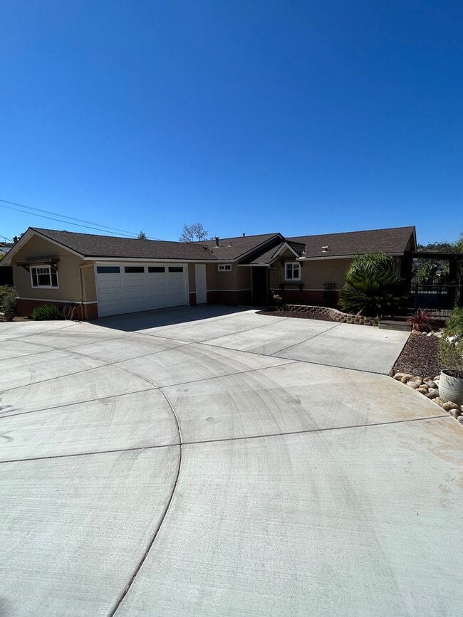 Building Photo - Move in Special!! $750 off 1st Month's Rent!!