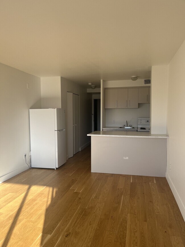 Building Photo - 3460 Rue Durocher Unit 1206