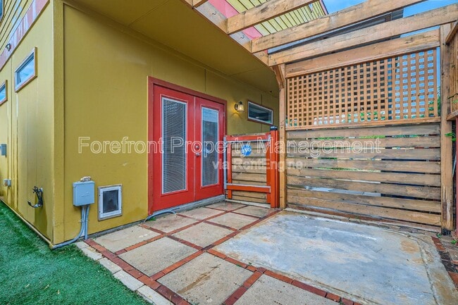 Photo - 126 E Myrtle St