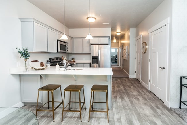 Building Photo - Pet-Friendly Lake View condo