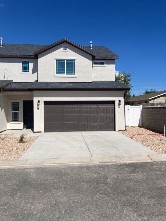 3 Bed - 2.5 Bath, Newer Construction, Larg... - 3 Bed - 2.5 Bath, Newer Construction, Larg... House
