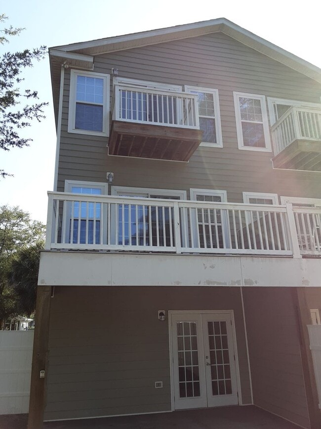 Photo - Townhouse Walking Distance to the Beach **...