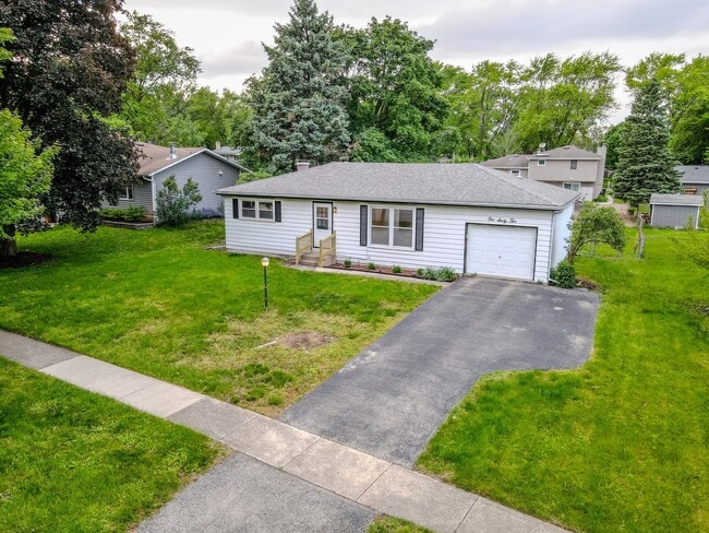 Photo - 30W162 Claymore Ln