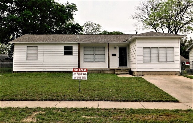 Building Photo - Available NOW!!!! Gorgeous 1 story, 4 bedroom, 1 bath home with a fenced yard and storage buildin...