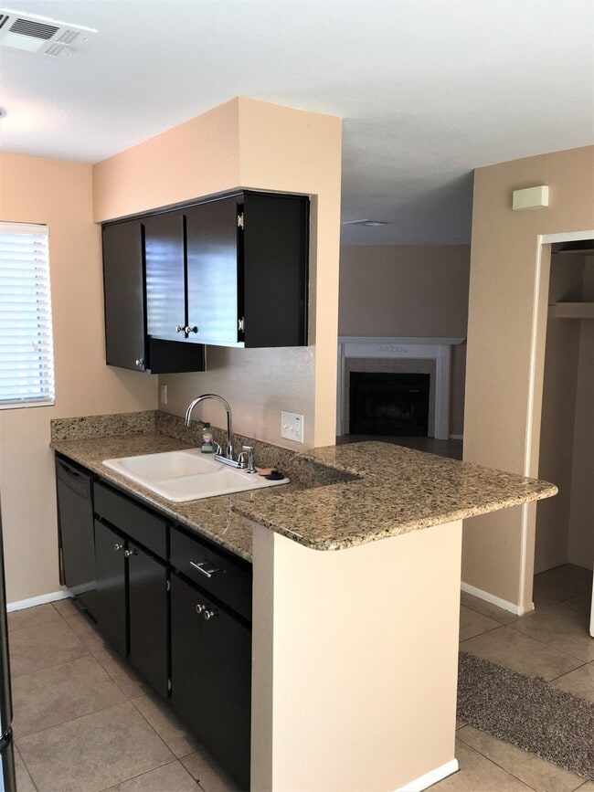 Photo - **CHARMING 2 BEDROOM/2 BATHROOM PATIO HOME IN CHANDLER (CHANDLER BLVD & COOPER)**