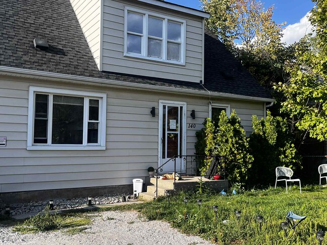 Building Photo - 140 Penetang St Unit 2