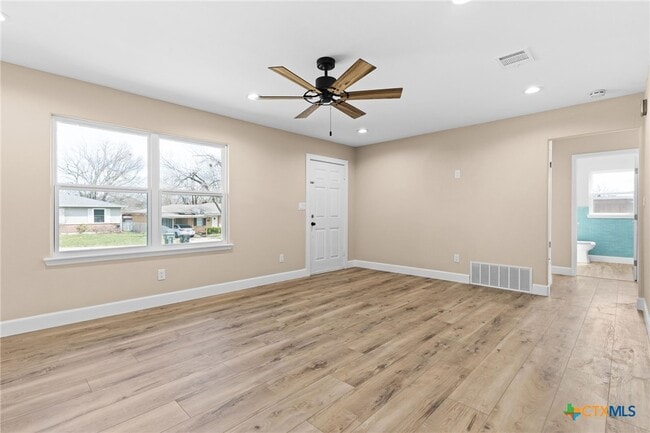 Photo - 209 W Victory Ave