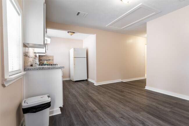 Building Photo - 305 N Live Oak St Unit 2
