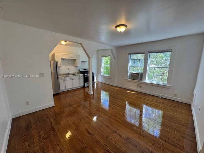 Building Photo - 177 NE 50th St Unit 34