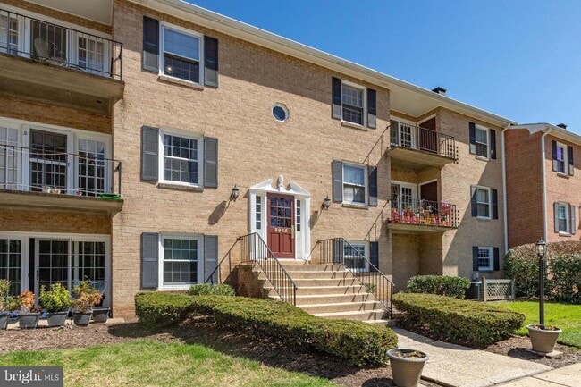 Building Photo - 3945 Lyndhurst Dr Unit 304