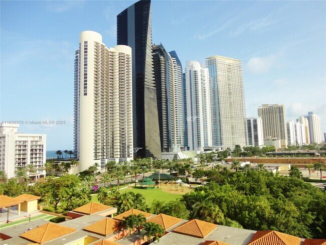 Photo - 210-174 174th St Unit 702