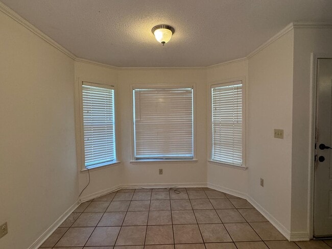 Photo - 207 Pinoak Ct W