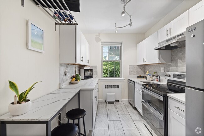 Building Photo - 1496 Beacon St Unit 4 Rental
