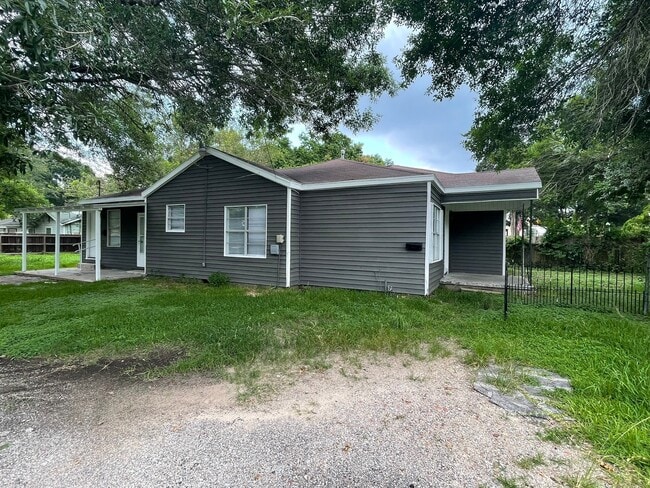 Building Photo - 2330 Cedar Dr Rental