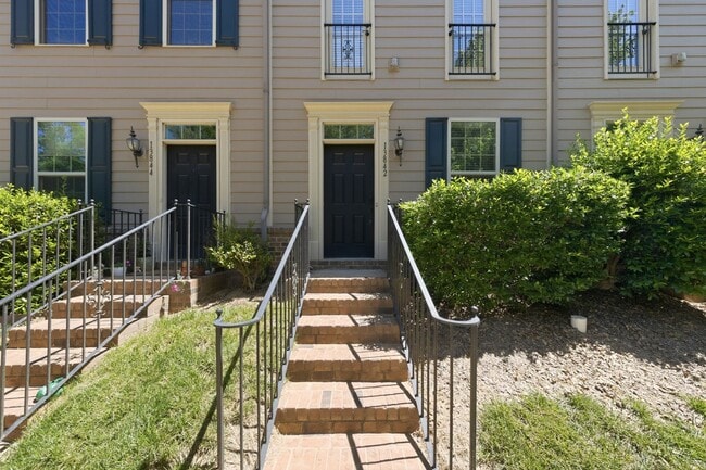 Building Photo - Stylish 3bd 3.5bath townhome for rent in the highly desirable Vermillion