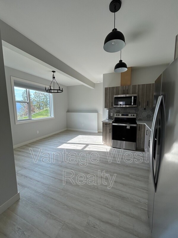 Photo - 973 Lochness St