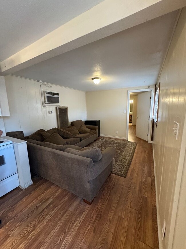 Building Photo - 2708 20th St Unit Rear Rental