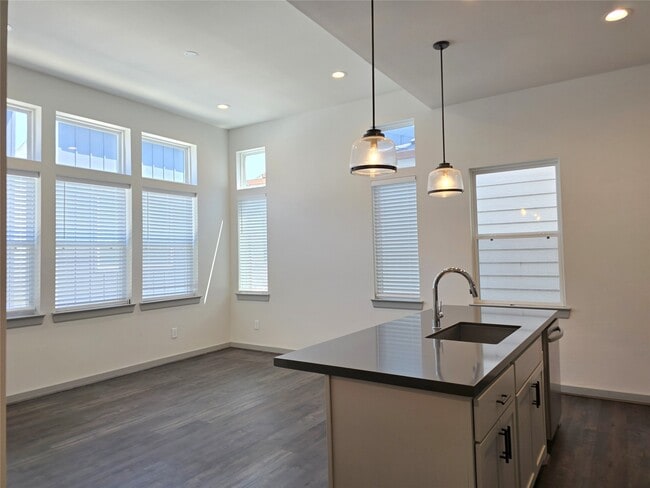 Photo - 611 Emile St