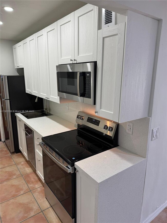 Photo - 8300 Byron Ave Unidad 5