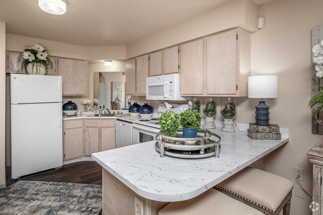 2BR, 2BA - 987SF - Kitchen - Eagle Nest