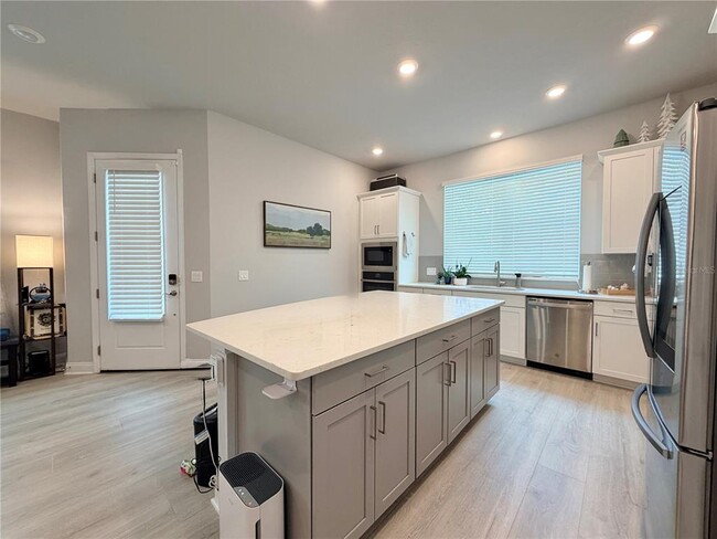 Photo - 660 Rosewood Way