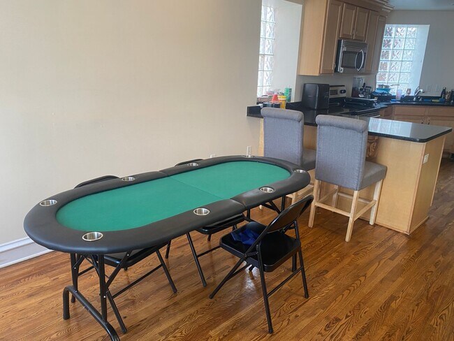 Photo - 5 Bedroom House in the Southside Flats!  Central Air. Washer and Dryer on Main Floor. Private Patio.