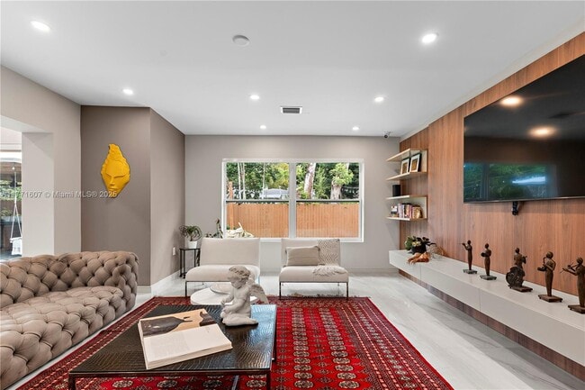 Photo - 221 NE 44th St