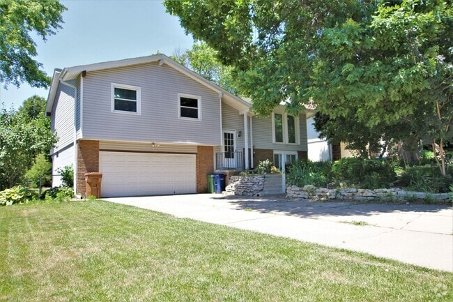 Building Photo - Coming Soon! 3 Bedroom / 2 Bath In Bellevu... Rental