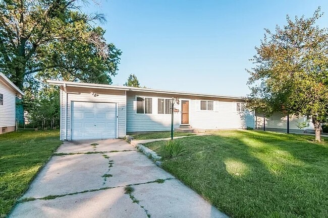 Building Photo - 2285 Pheasant Dr