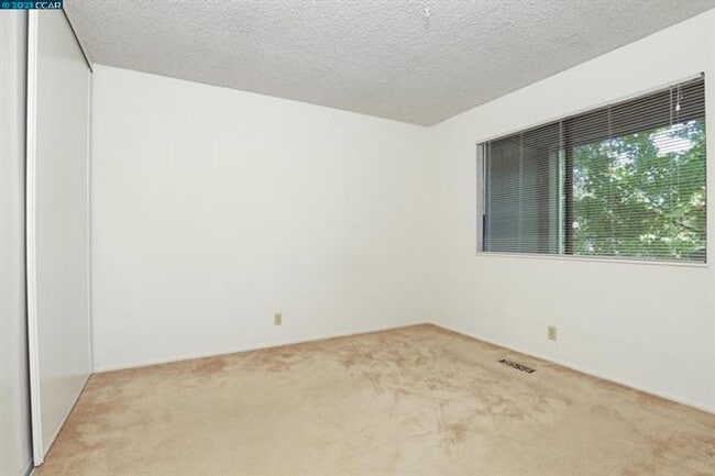 Building Photo - 3 bedroom 2.5 bathroom townhome w/ 1 car garage in desirable Pleasant Hill neighborhood.