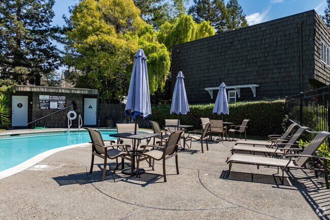 Pool Seating