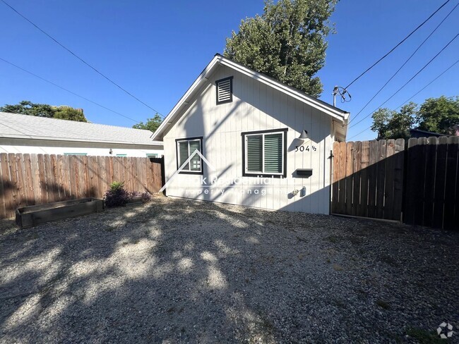 Building Photo - Updated 2bd/1ba Home In Historic Folsom!