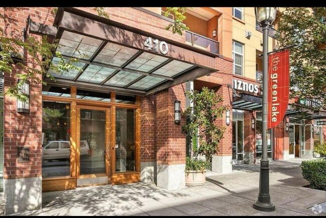 Building Photo - 410 NE 70th St Unit #504 Rental