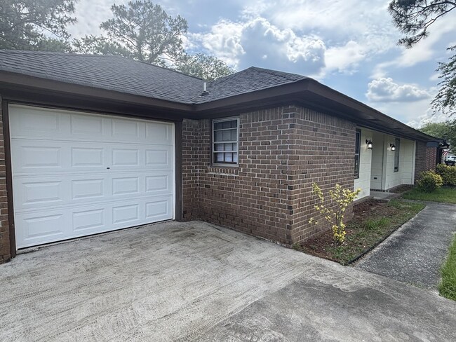 Building Photo - 3 Bed/2 Bath Ranch Style Home!