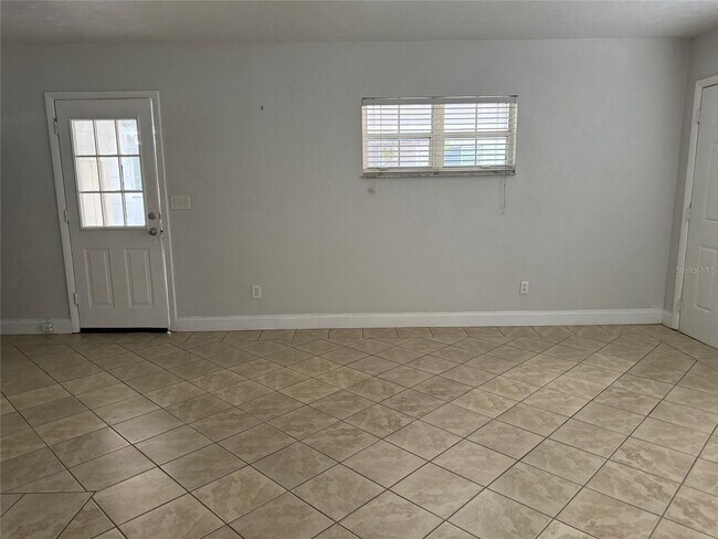 Photo - 1620 Klatt St SE