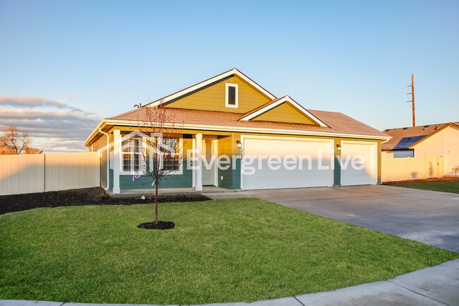 Photo - 323 Lightning Ave