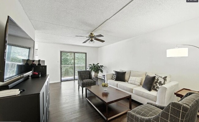 Building Photo - 200 Winding Way Unit J15