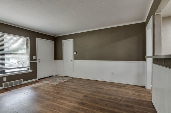 Photo - Spacious mid-century ranch home in Clegern