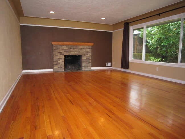 Photo - 915 Kumler St SE