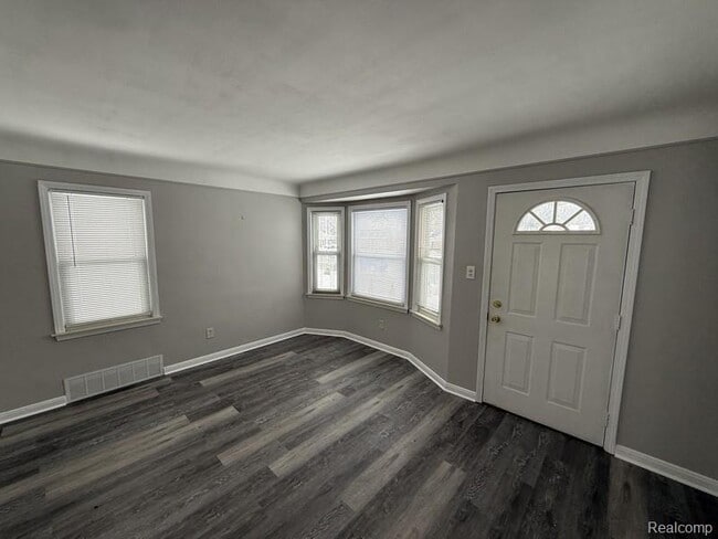 Photo - 1465 E 14 Mile Rd