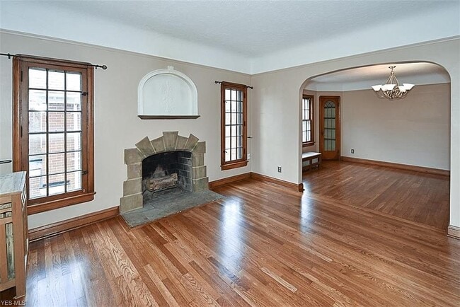 Living room - 18414 Newell Rd Unit 2