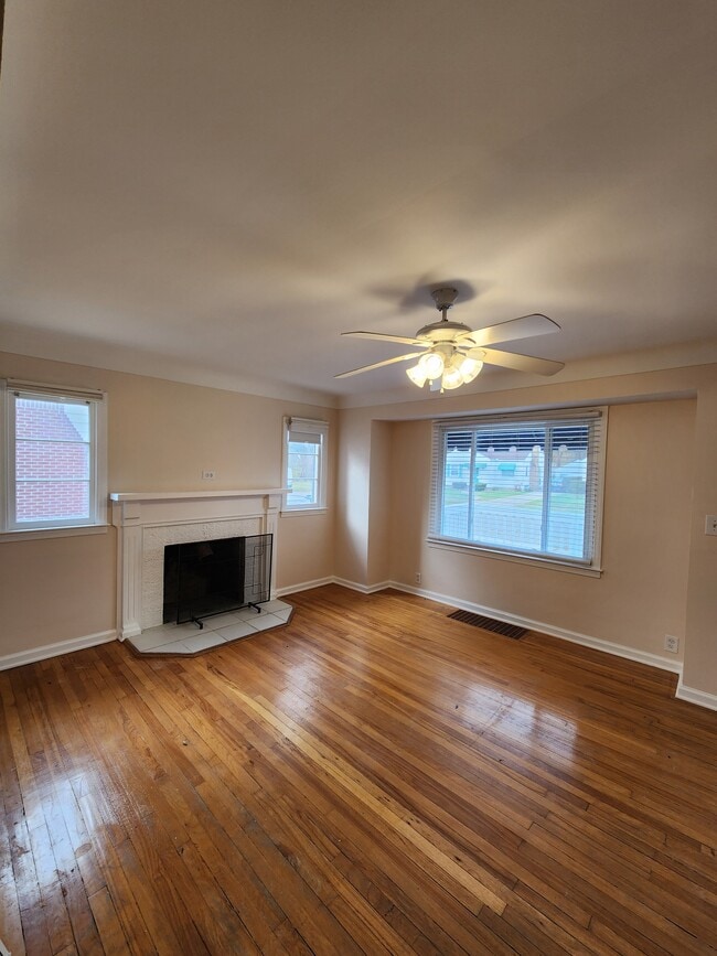 Photo - 301 Hastings St