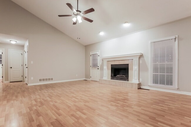 Photo - 107 Springwater Trce