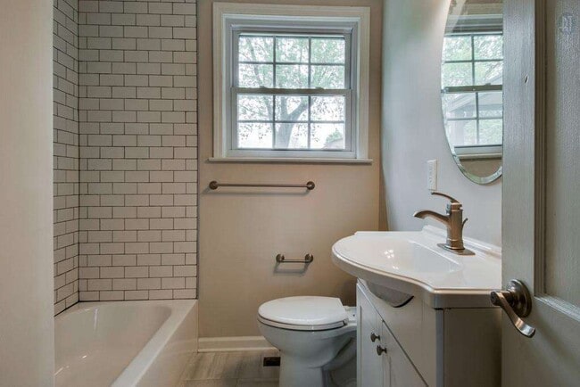Baño de visitas - 2402 Carter Avenue